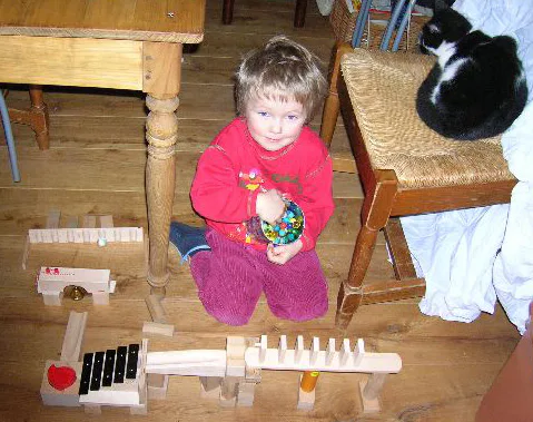 Florian met zijn knikkerbaantje